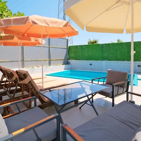 Aloanda House With Swimming Pool 度假居 *