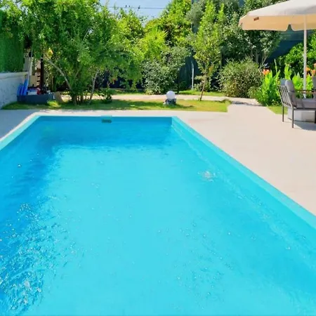 Aloanda House With Swimming Pool 度假居